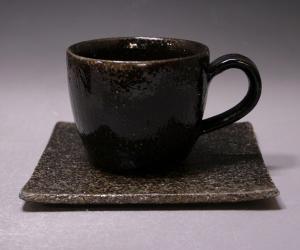 秋谷昌央 作 「黒コーヒーカップ＆ソーサー」