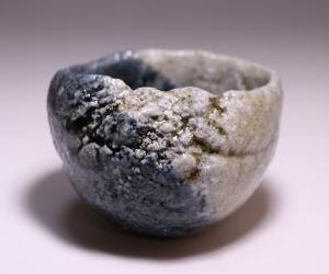 伊勢崎晃一朗 作 「引出黒掛分酒呑」