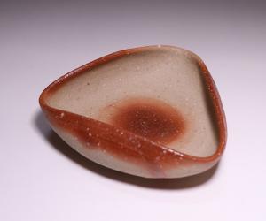 高力芳照 作 「火襷三角小鉢」