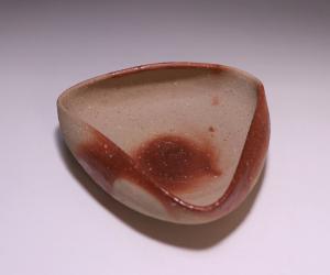 高力芳照 作 「火襷三角小鉢」