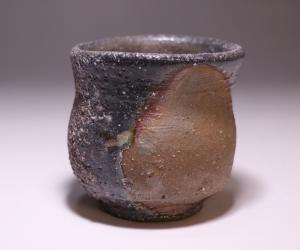 高力芳照 作 「備前窯変酒呑」