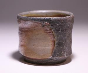 高力芳照 作 「備前窯変酒呑」