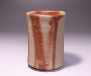 金重 愫 作 「備前緋襷麦酒呑」