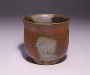 伊勢崎 満 作 「伊部ぐい呑（左馬）」