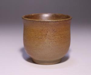 伊勢崎 満 作 「伊部ぐい呑（左馬）」