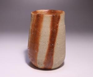 金重 愫 作 「緋襷麦酒呑」