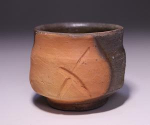 高力芳照 作 「備前窯変酒呑」