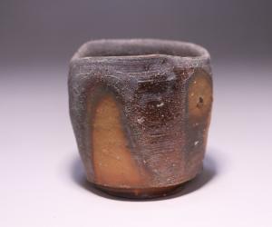 金重 愫 作 「備前酒呑」