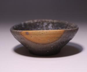 金重 愫 作 「備前盃」