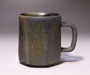 秋谷昌央 作 「黒マグカップ」