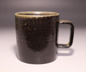 秋谷昌央 作 「黒マグカップ」