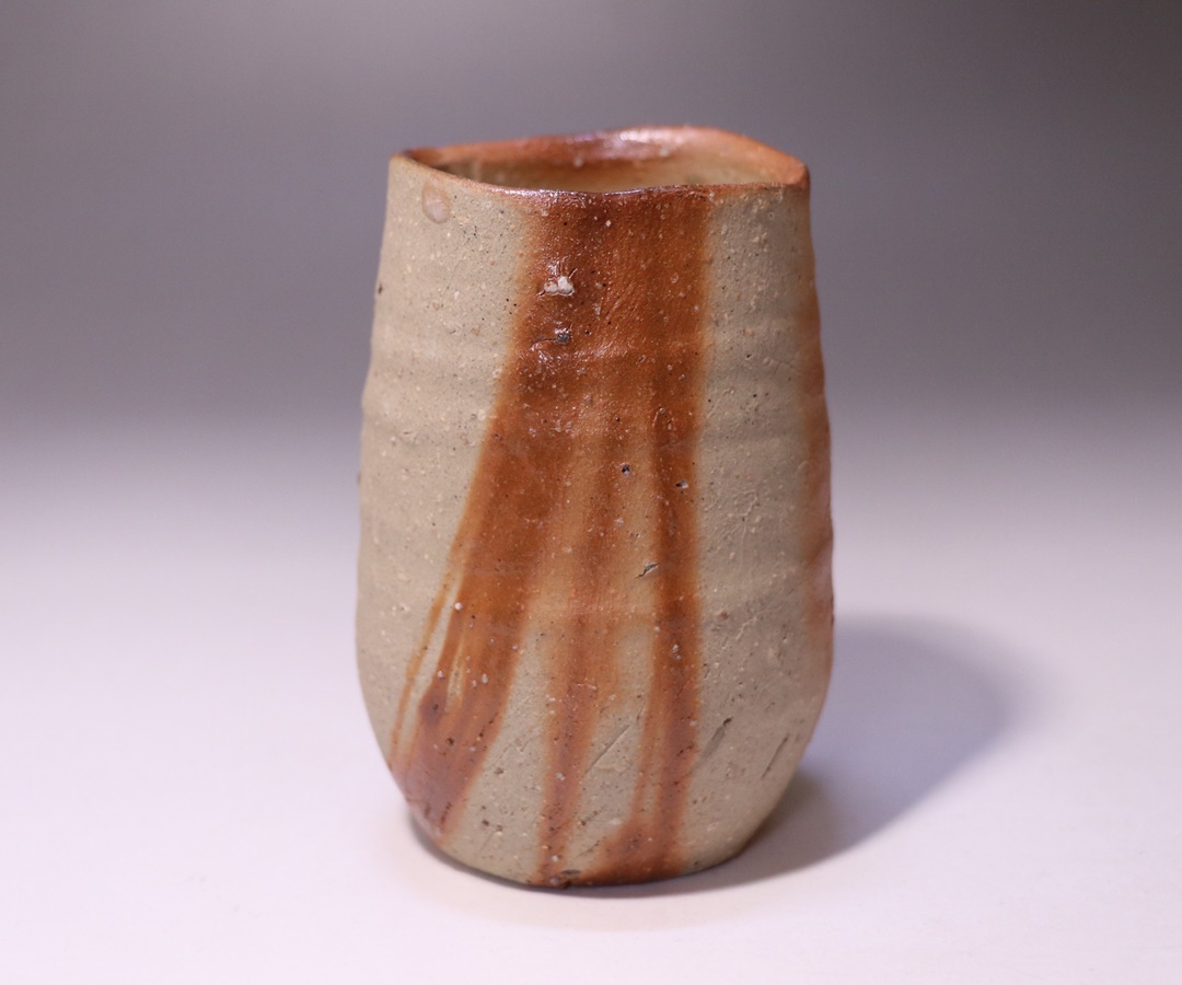 陶芸家　作家物　金重愫　備前　ヒダスキ　緋襷　ぐい呑　共箱　金重素山 金重 愫 作 「緋襷麦酒呑」 ～備前焼専門卸小売店 川口陶楽苑～